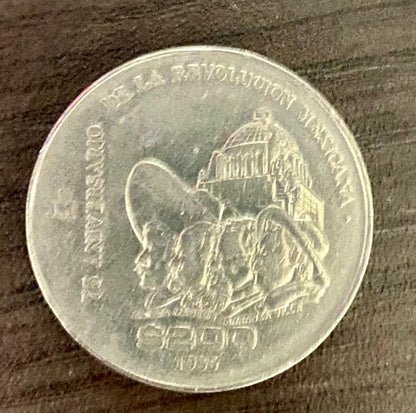 Moneda de 200 pesos mexicanos 75 año de la revolución mexicana.